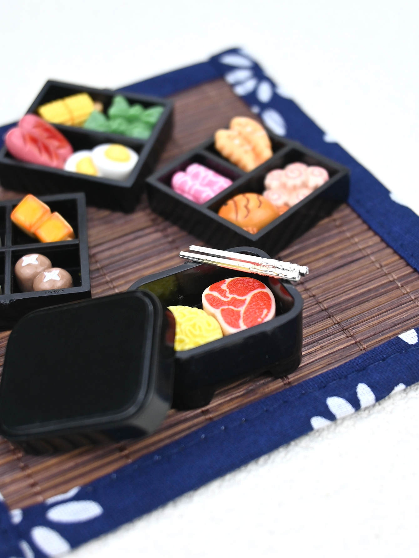 A Miniature Japanese Bento Sce - Japanese Lifestyle Gifts reseña y precio